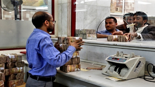 أزمة نقدية في مناطق سيطرة الحوثيين رغم طرح عملة جديدة